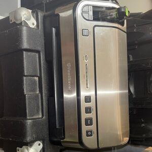 EUC FoodSaver Vacuum Sealer in Silver and Black